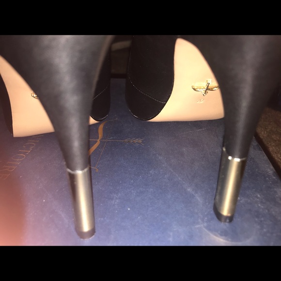 Pour La Victoire Vivie Peep Toe Leather Black Booties Gold Tip Heel - Size 10 - Picture 5 of 7